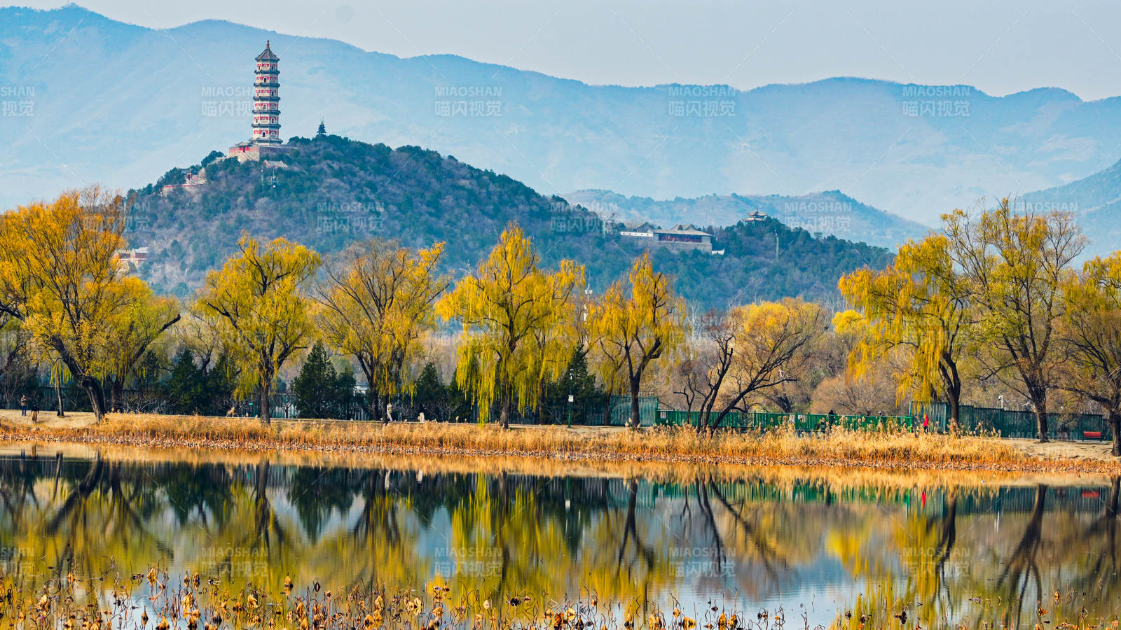北京西山秋湖塔影