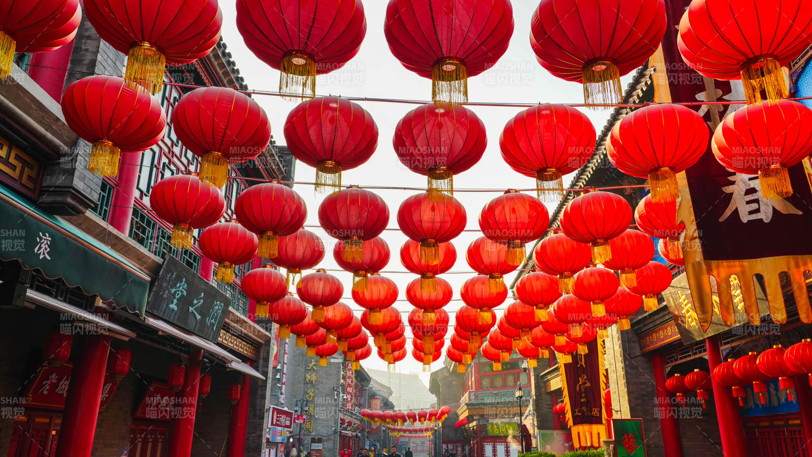 天津文化街红灯高挂迎新春