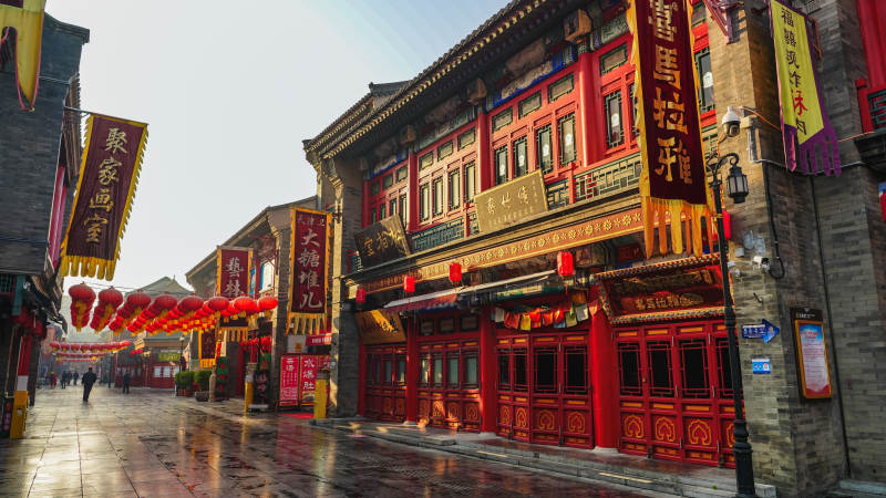 天津古街红墙映朝阳