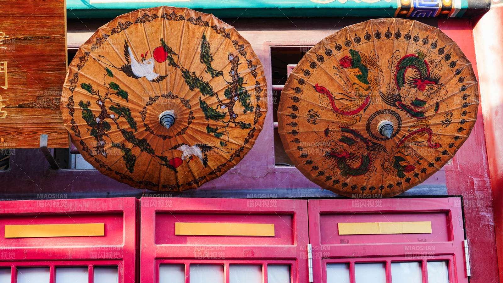 天津文化街彩绘油纸伞装饰门楣