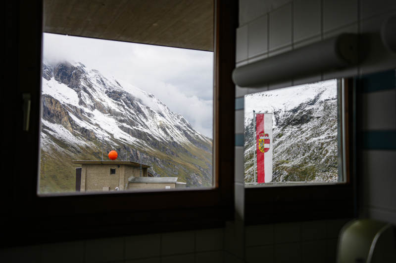 奥地利雪山窗外景