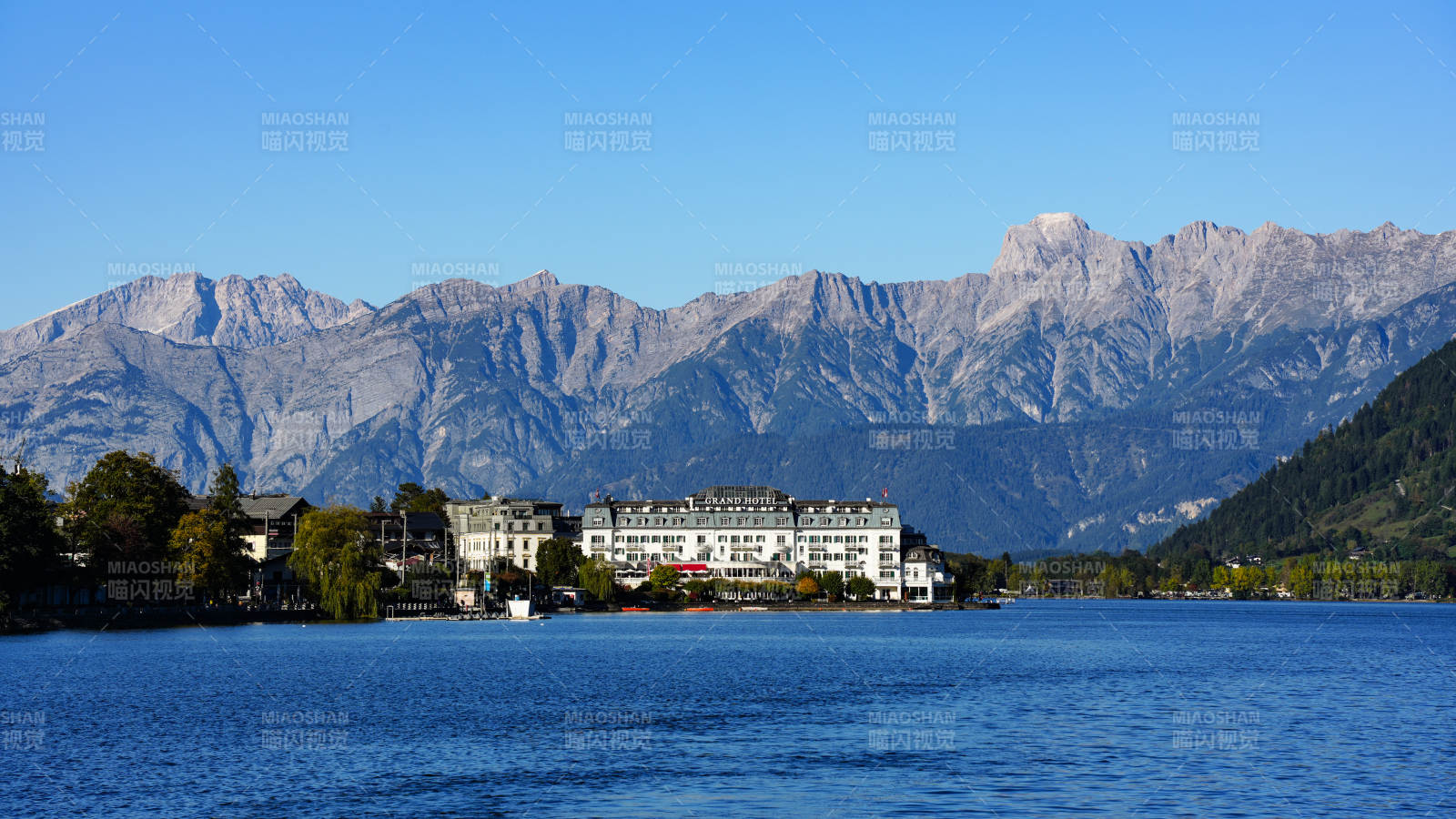 奥地利湖光山色映小镇