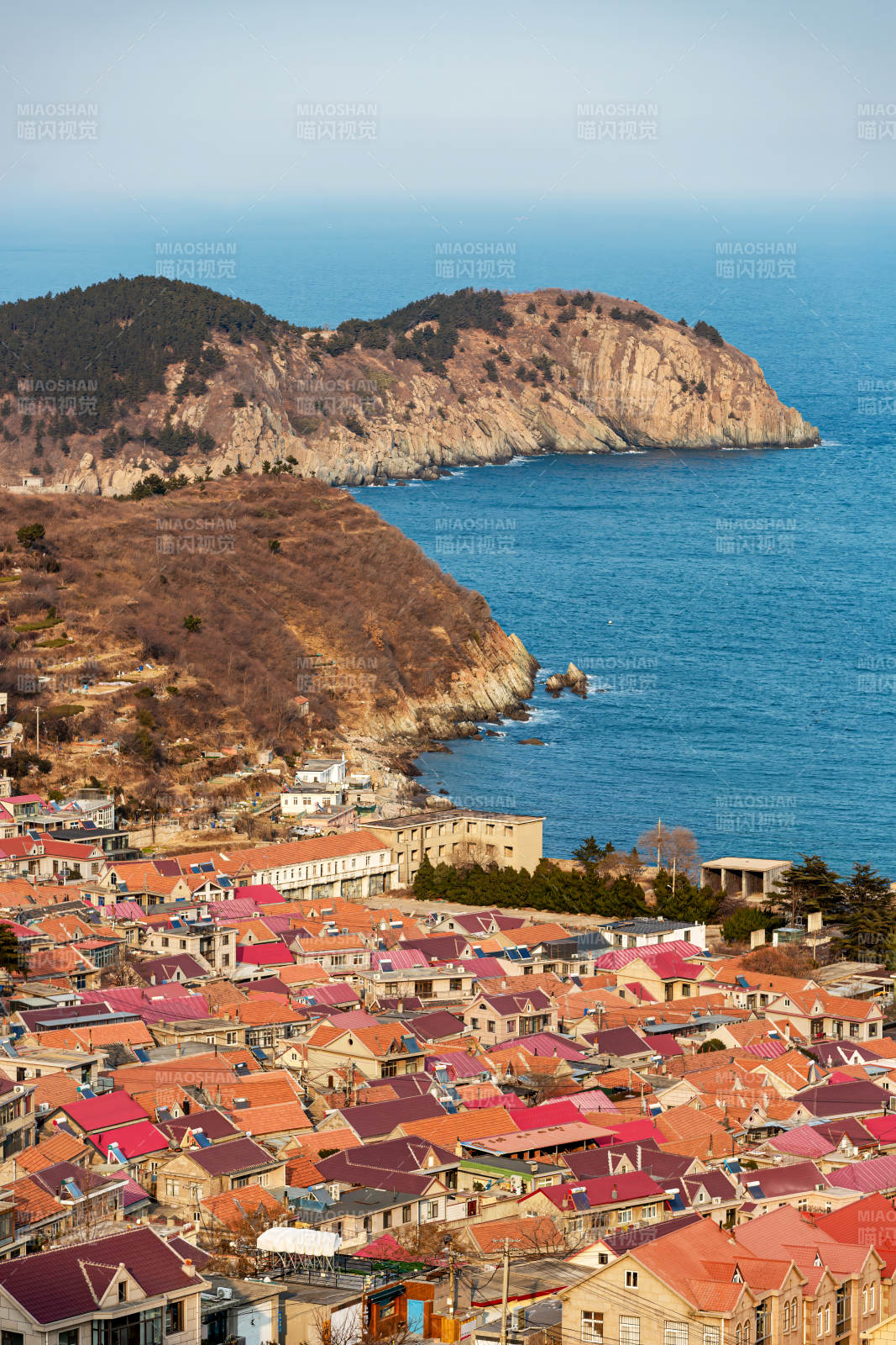 青岛崂山海滨小镇风光