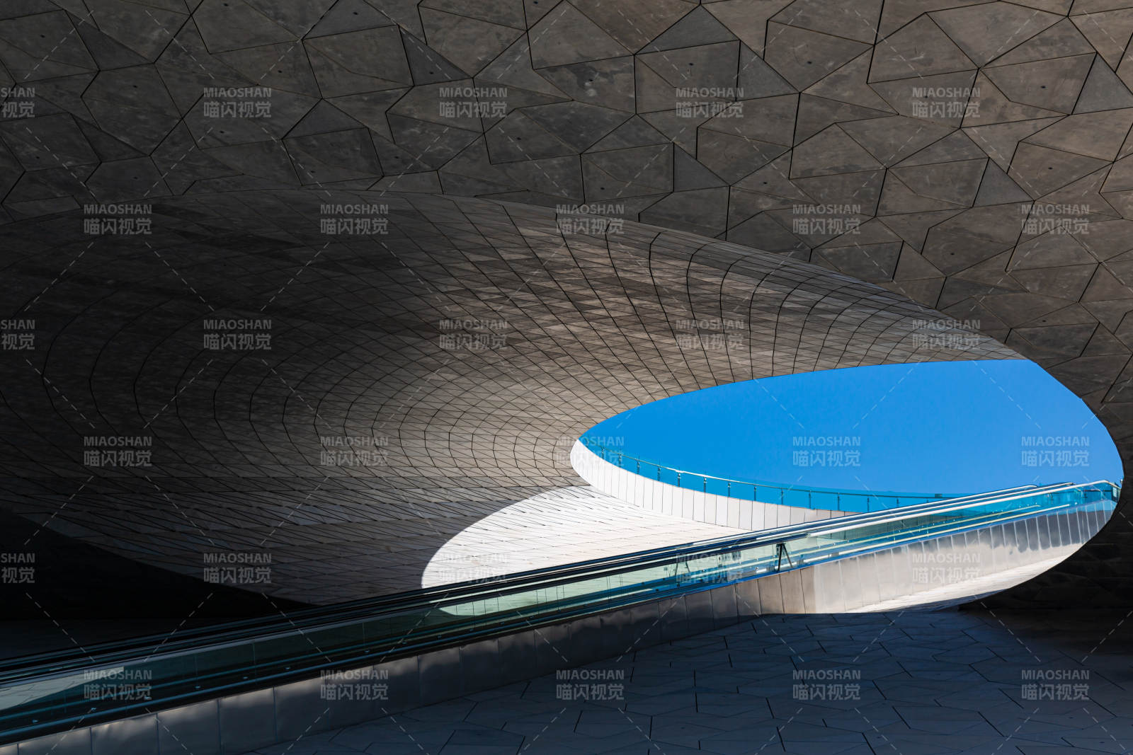 太原植物园几何穹顶与蓝天