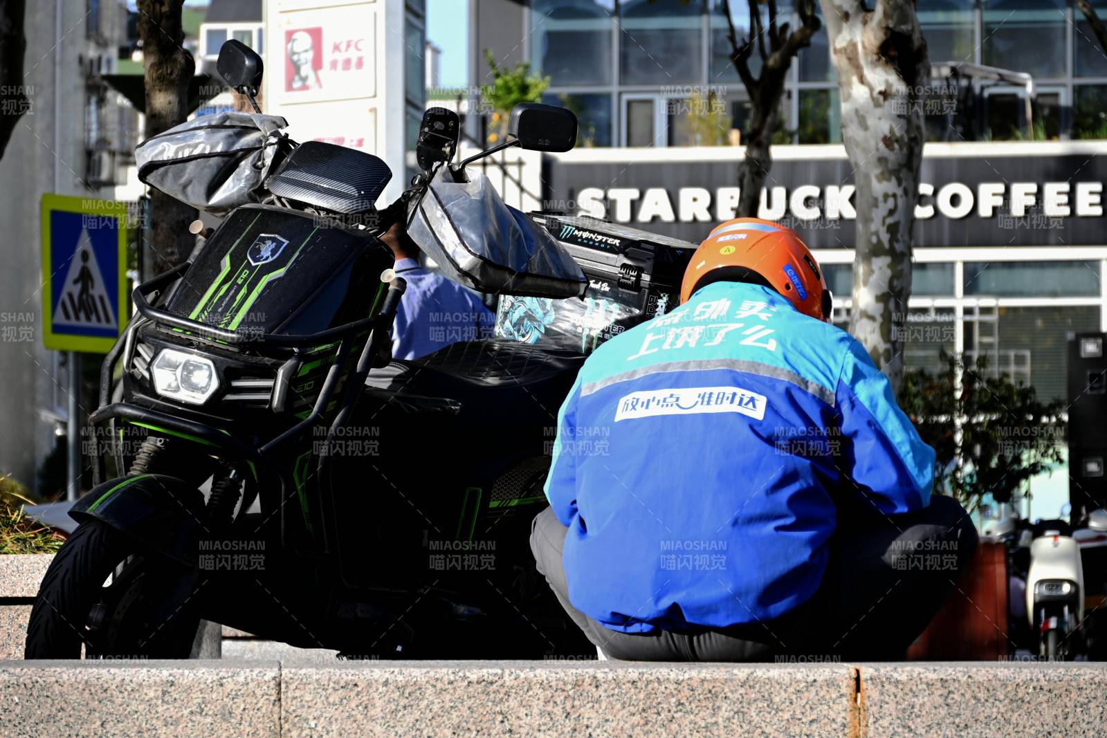 外卖员蹲坐休息