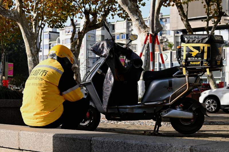 外卖员修理电动车