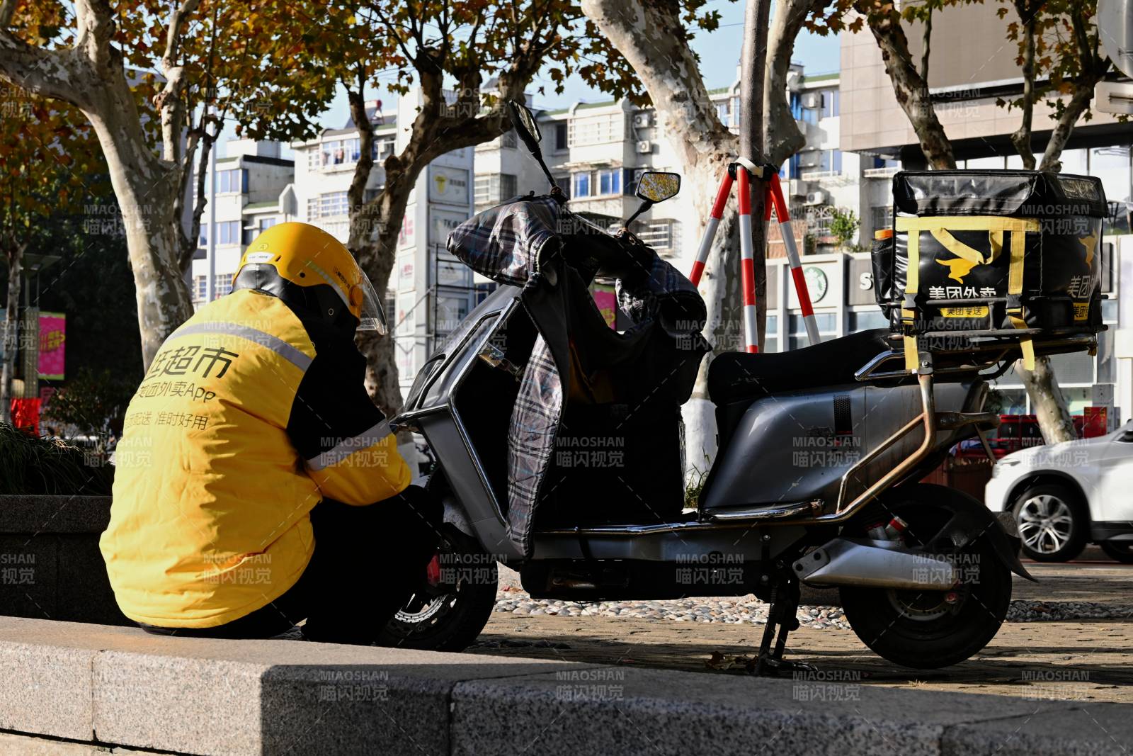 外卖员修理电动车