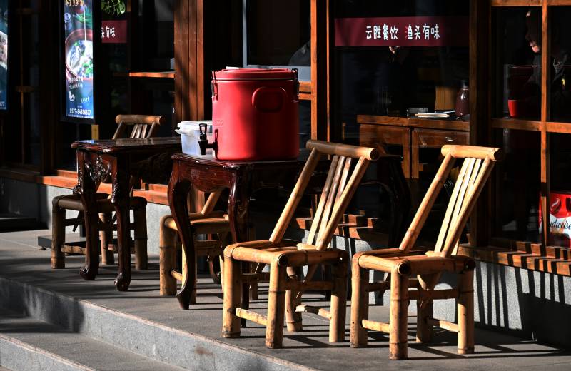 善良商家摆放供行人免费歇脚喝水的竹椅茶桶