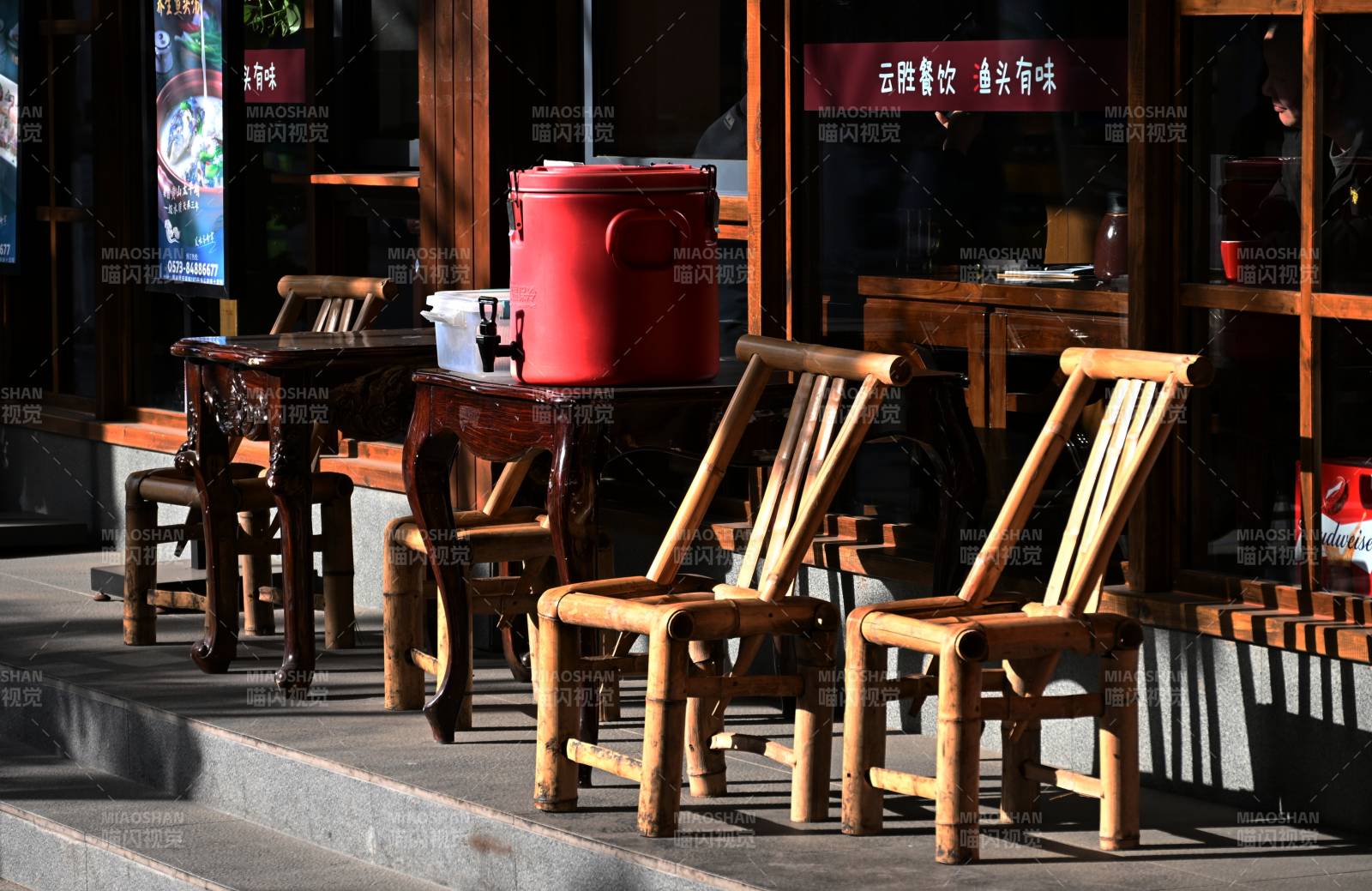 善良商家摆放供行人免费歇脚喝水的竹椅茶桶