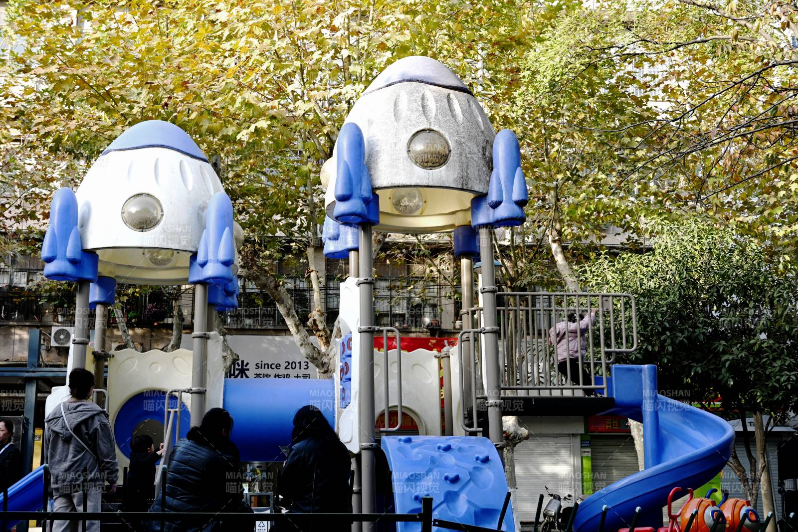 口袋公园里太空主题儿童滑梯