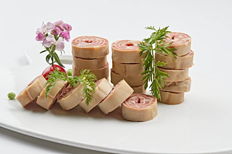 白色瓷盘组昂的豆腐皮熏肉卷切片