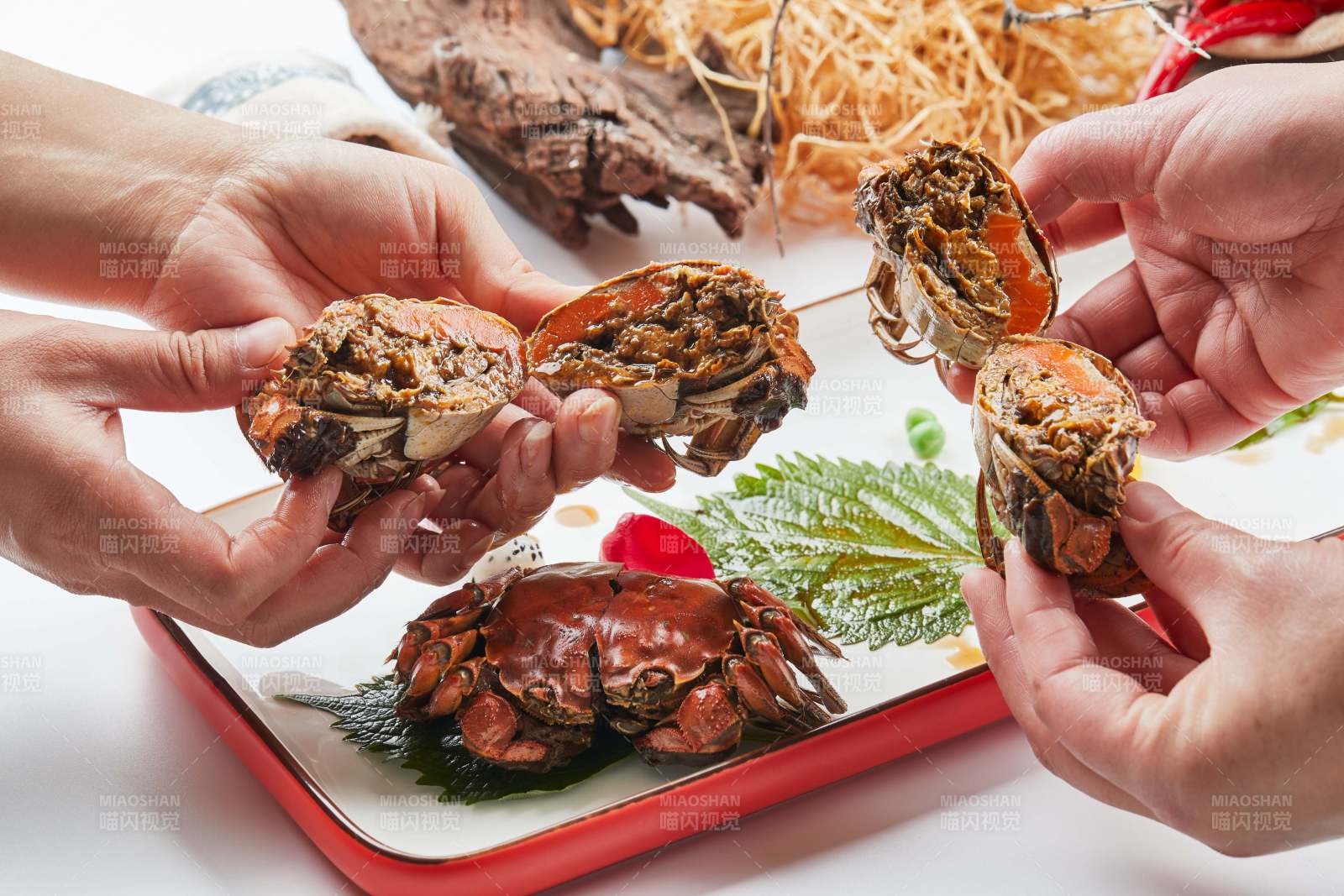 精美餐具装的风味糟醉阳澄湖大闸蟹