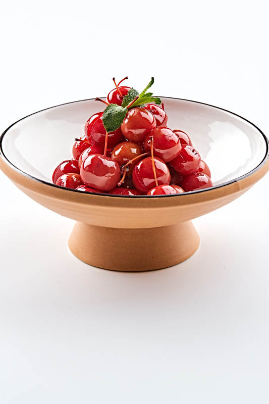 精美餐具装的野蜂蜜腌渍海棠果