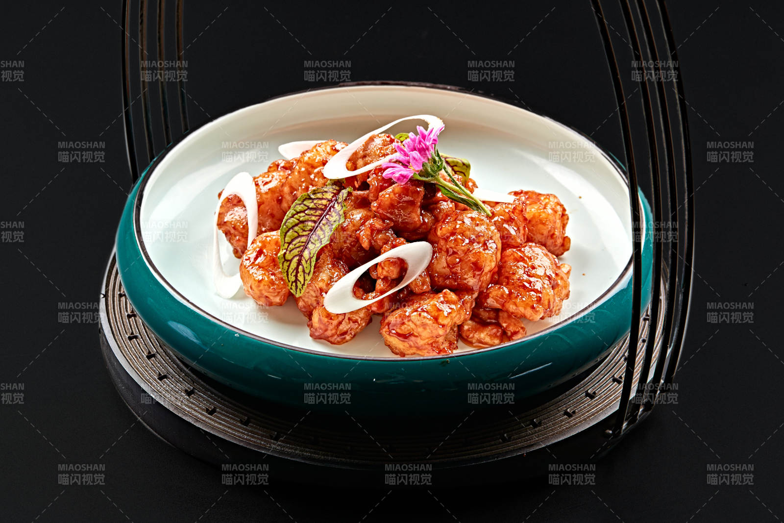 精美餐具裝的冀菜風(fēng)味雞里蹦