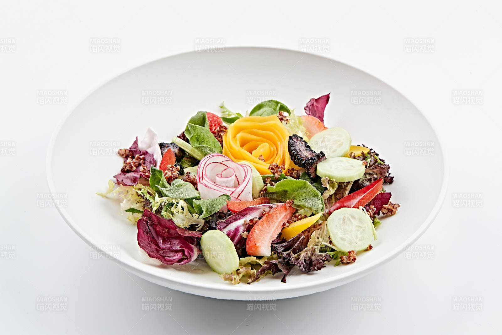 白色圓瓷盤裝的芙蓉富貴拌時蔬