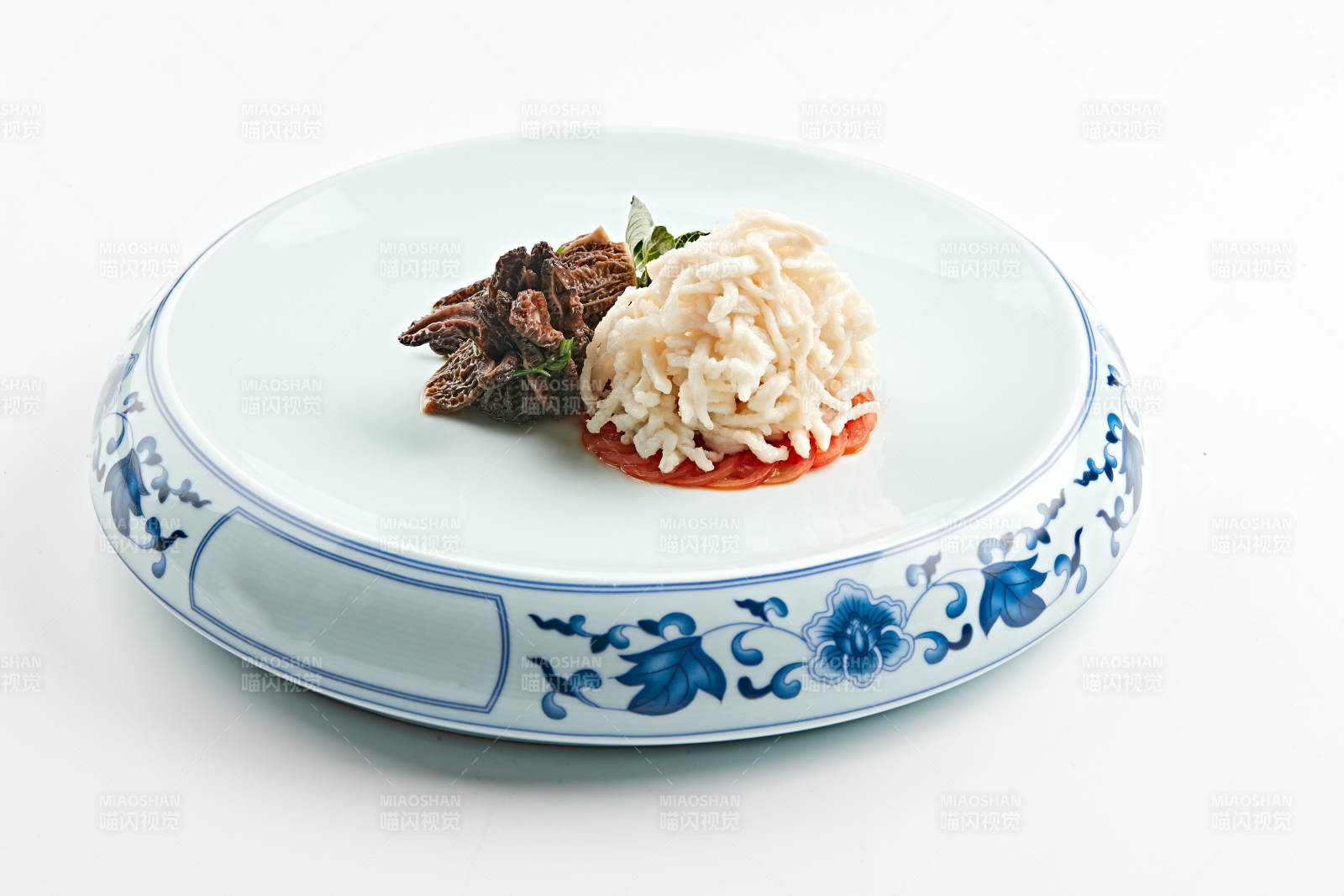 青花瓷盤裝的清煮雞絲配羊肚菌