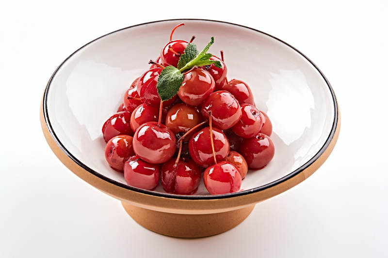 精美餐具装的野蜂蜜腌渍海棠果