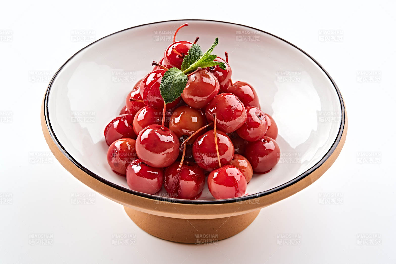 精美餐具装的野蜂蜜腌渍海棠果