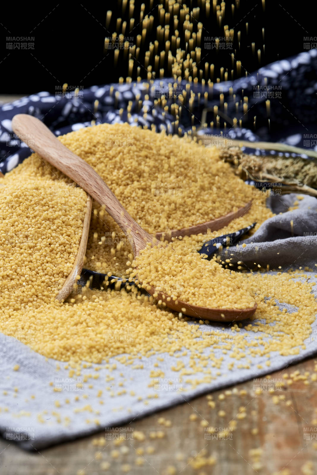 质量上乘的金黄小米粟米