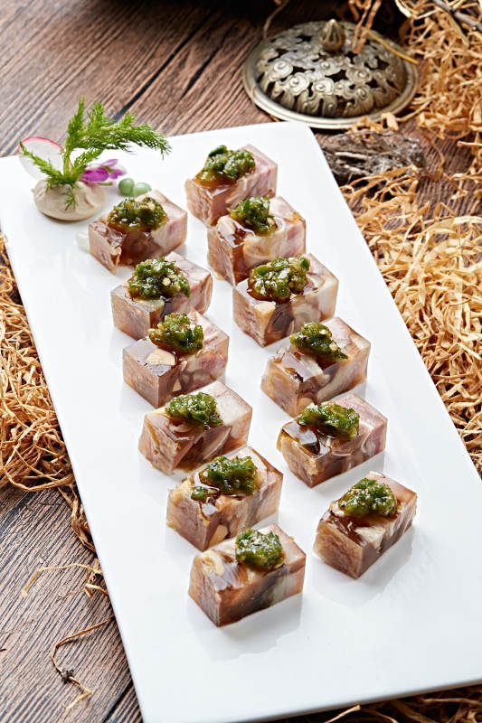 野韭花酱佐黄豆猪皮冻