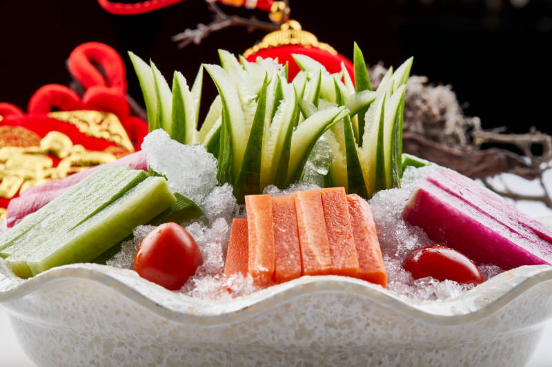 布满碎冰的餐具装的新鲜时蔬拼盘