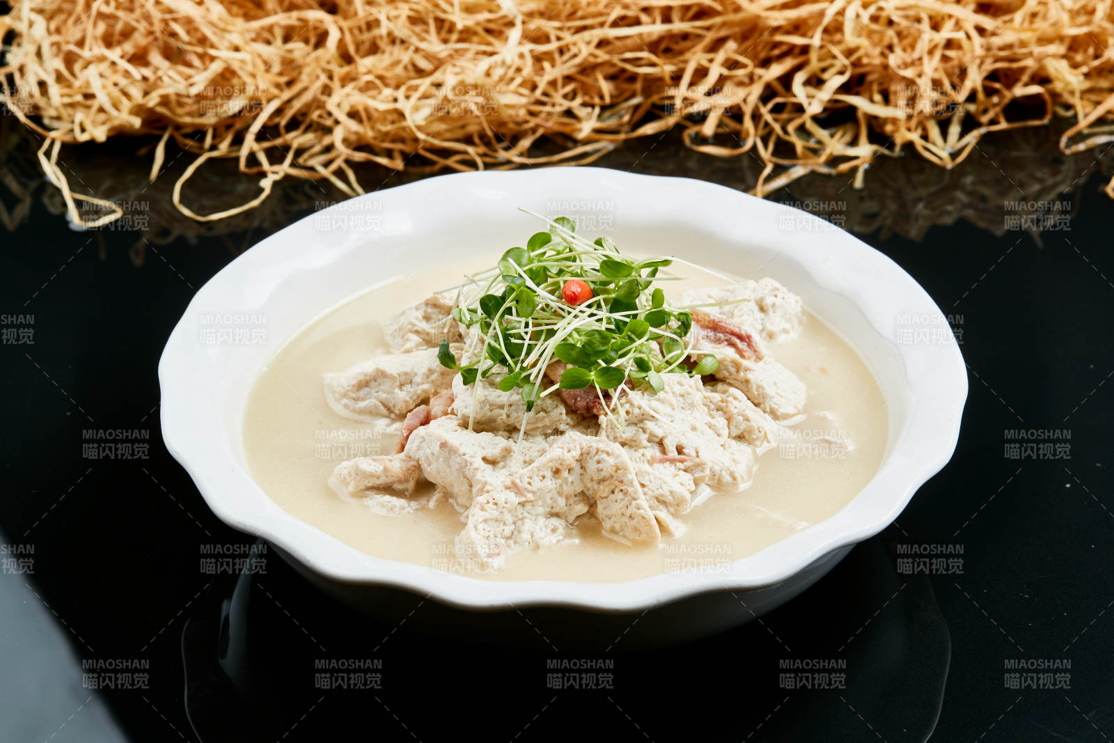 白色瓷餐具裝的鮮雞湯自制豆腐