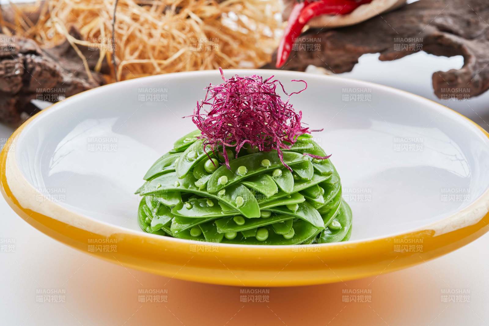 精美瓷餐具裝的心里美蘿卜絲配腌蜜豆