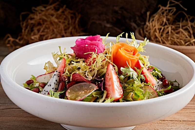 白色圆瓷盘装的芙蓉富贵拌时蔬