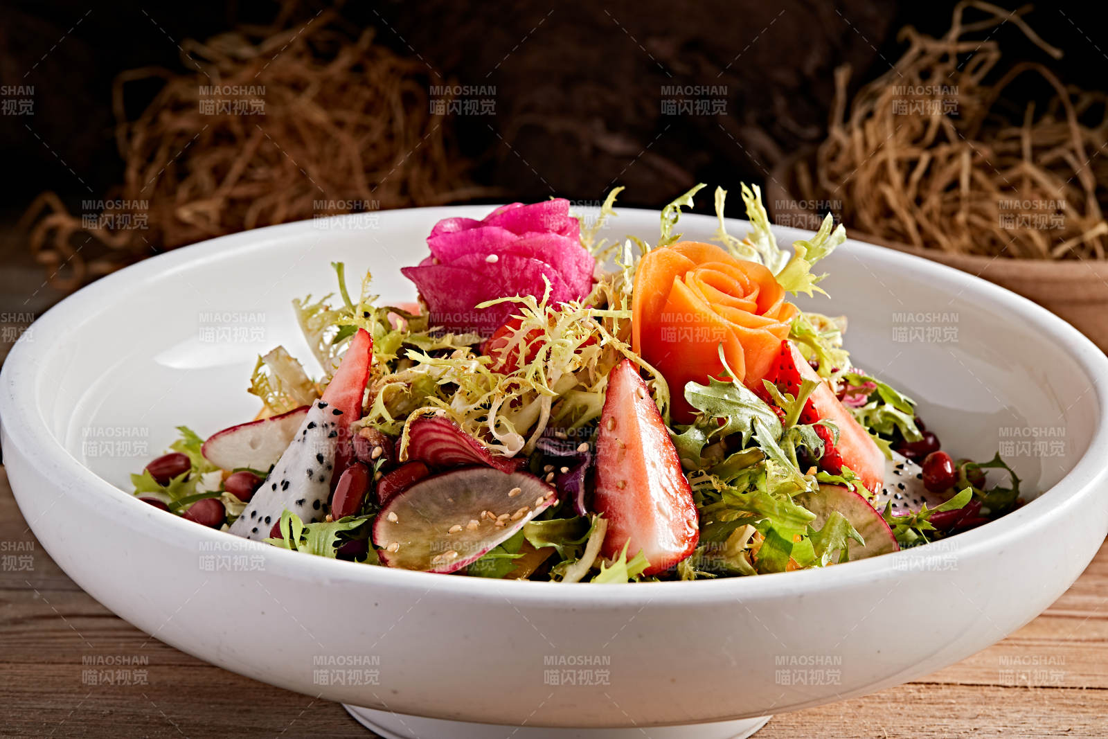 白色圓瓷盤裝的芙蓉富貴拌時(shí)蔬