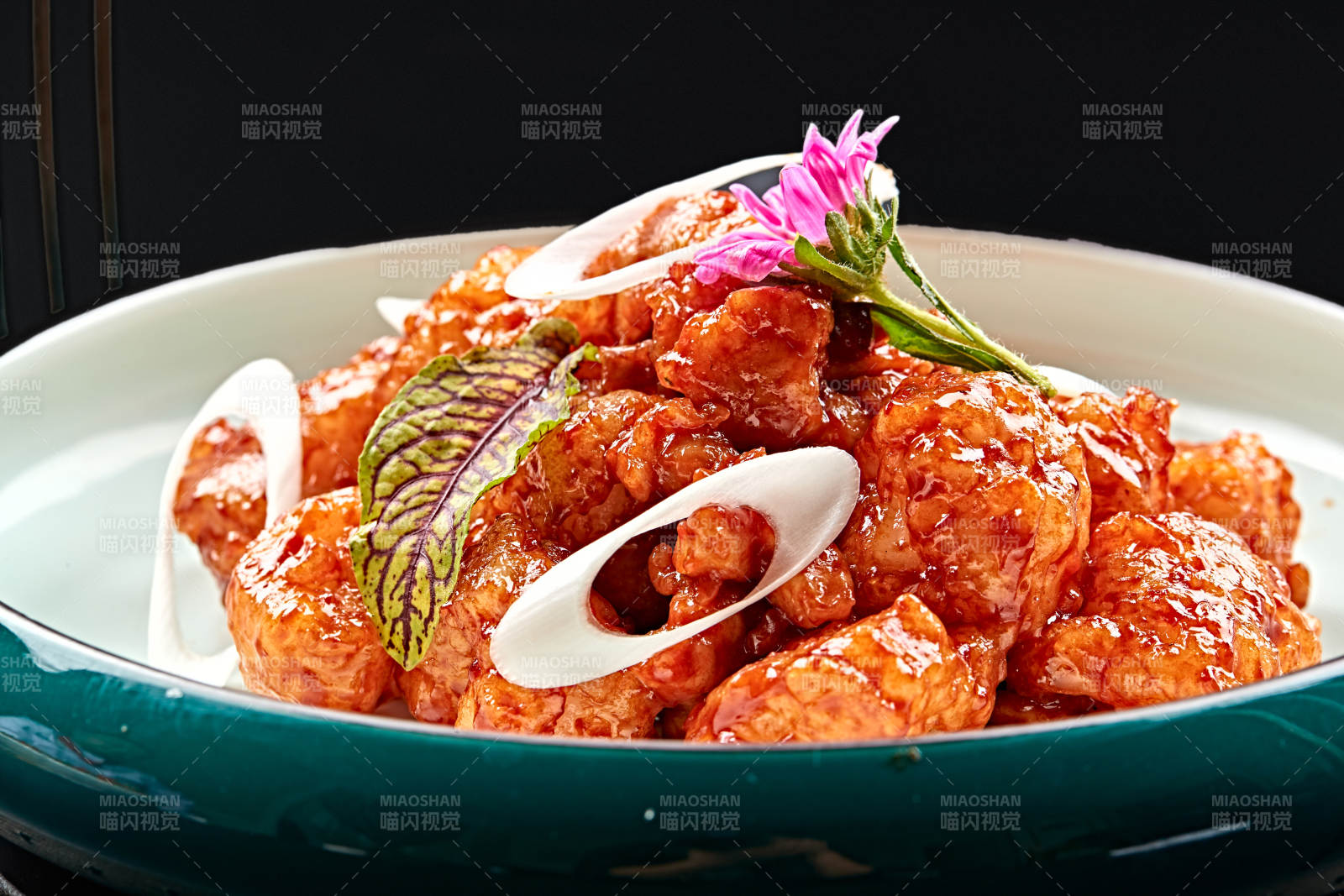 精美餐具裝的冀菜風(fēng)味雞里蹦