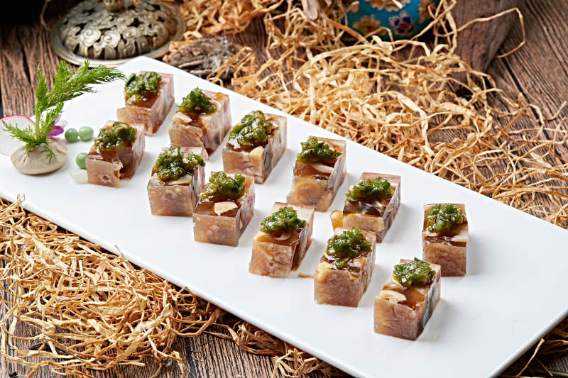 野韭花酱佐黄豆猪皮冻