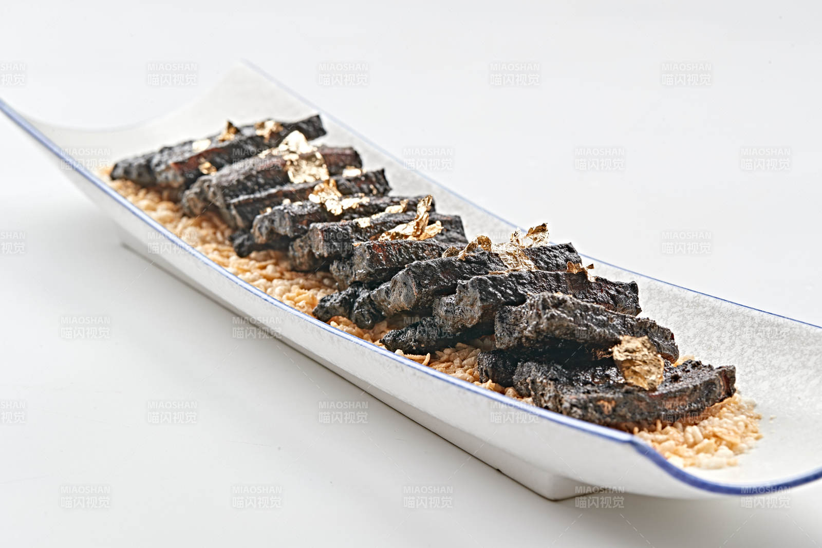 白色瓷盘装的墨鱼汁香煎猪五花肉