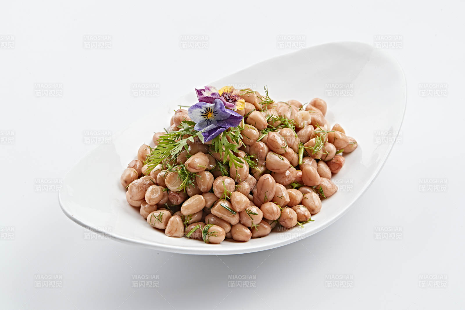 白色瓷盘装的茴香拌煮花生