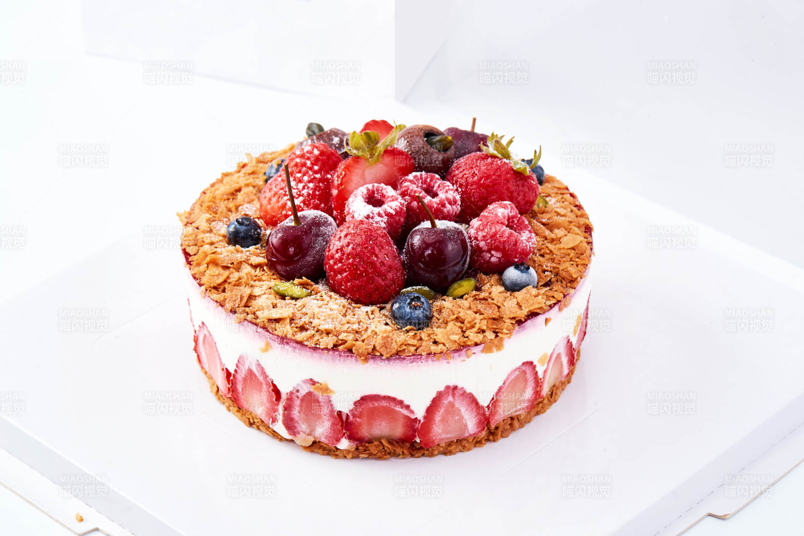 鮮水果點綴的鮮奶慕斯草莓烤堅果生日蛋糕