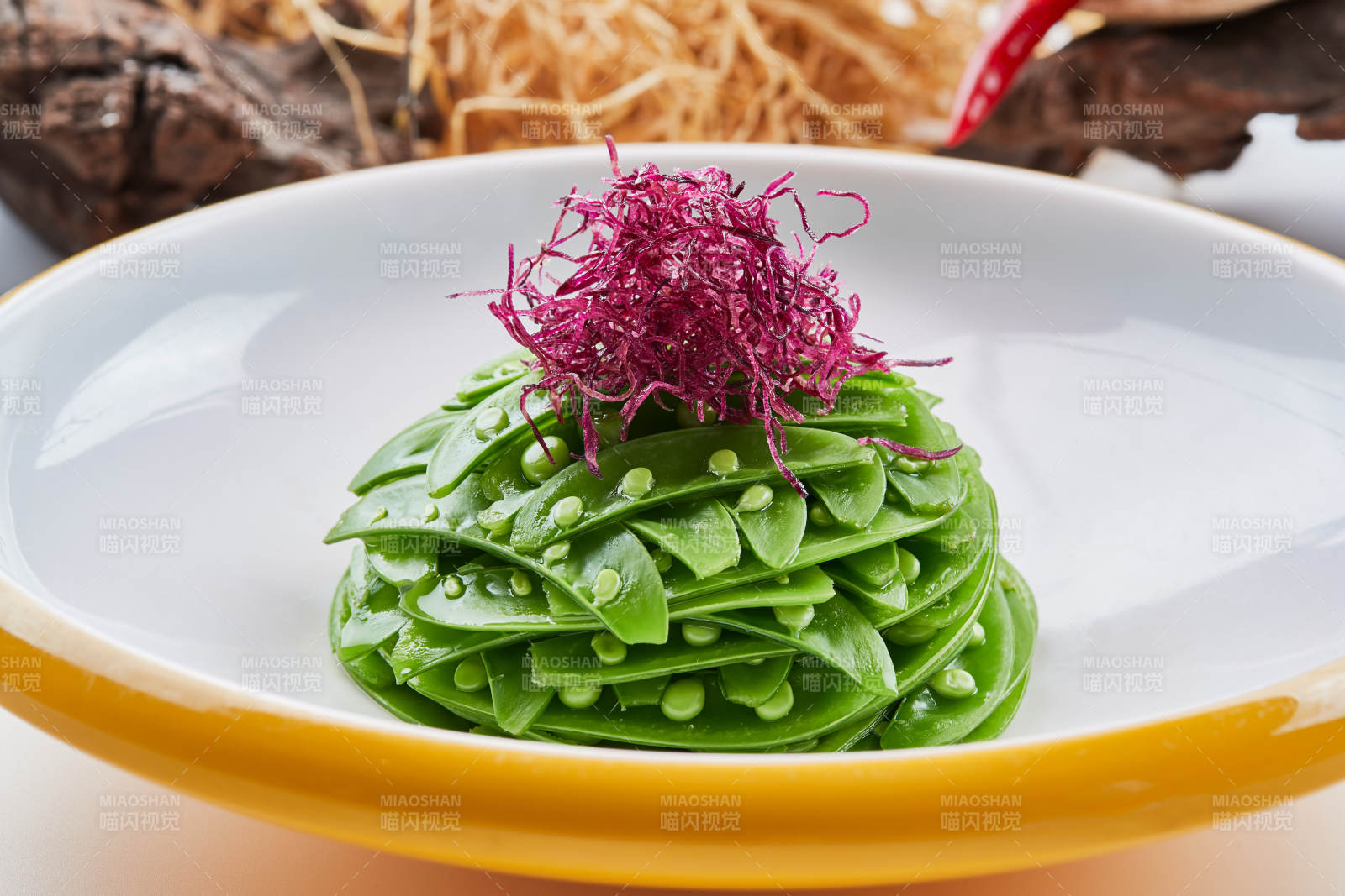 精美瓷餐具裝的心里美蘿卜絲配腌蜜豆