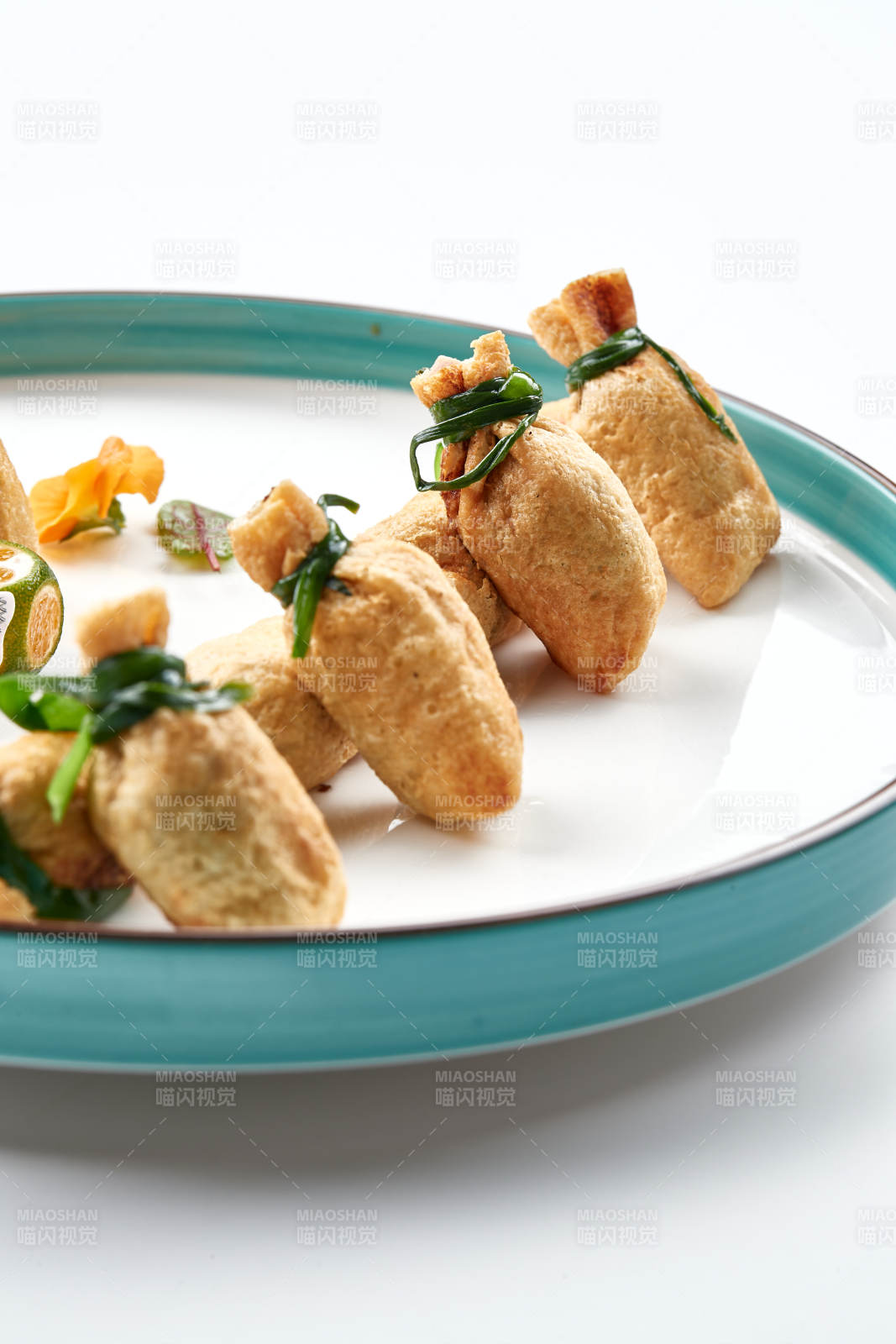 精美瓷盘装的卤香豆皮小福袋