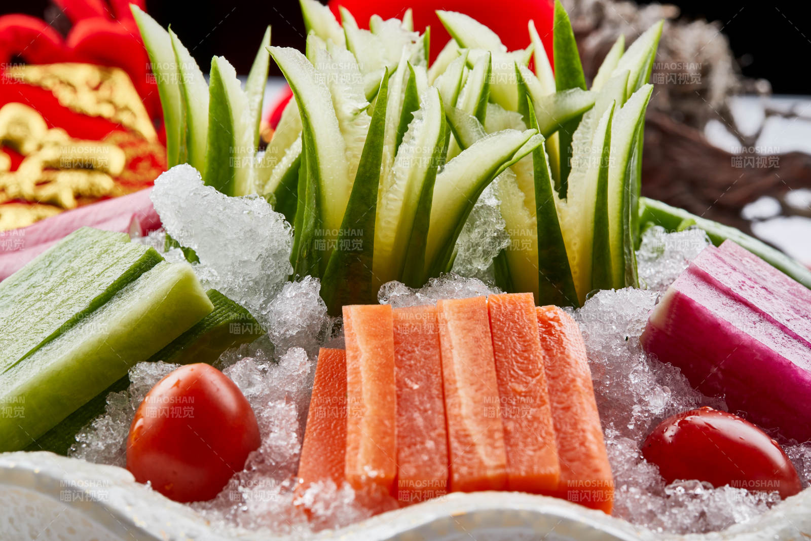 布满碎冰的餐具装的新鲜时蔬拼盘