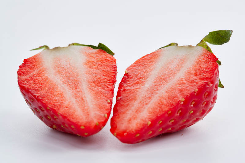 白色背景上摆放的新鲜草莓