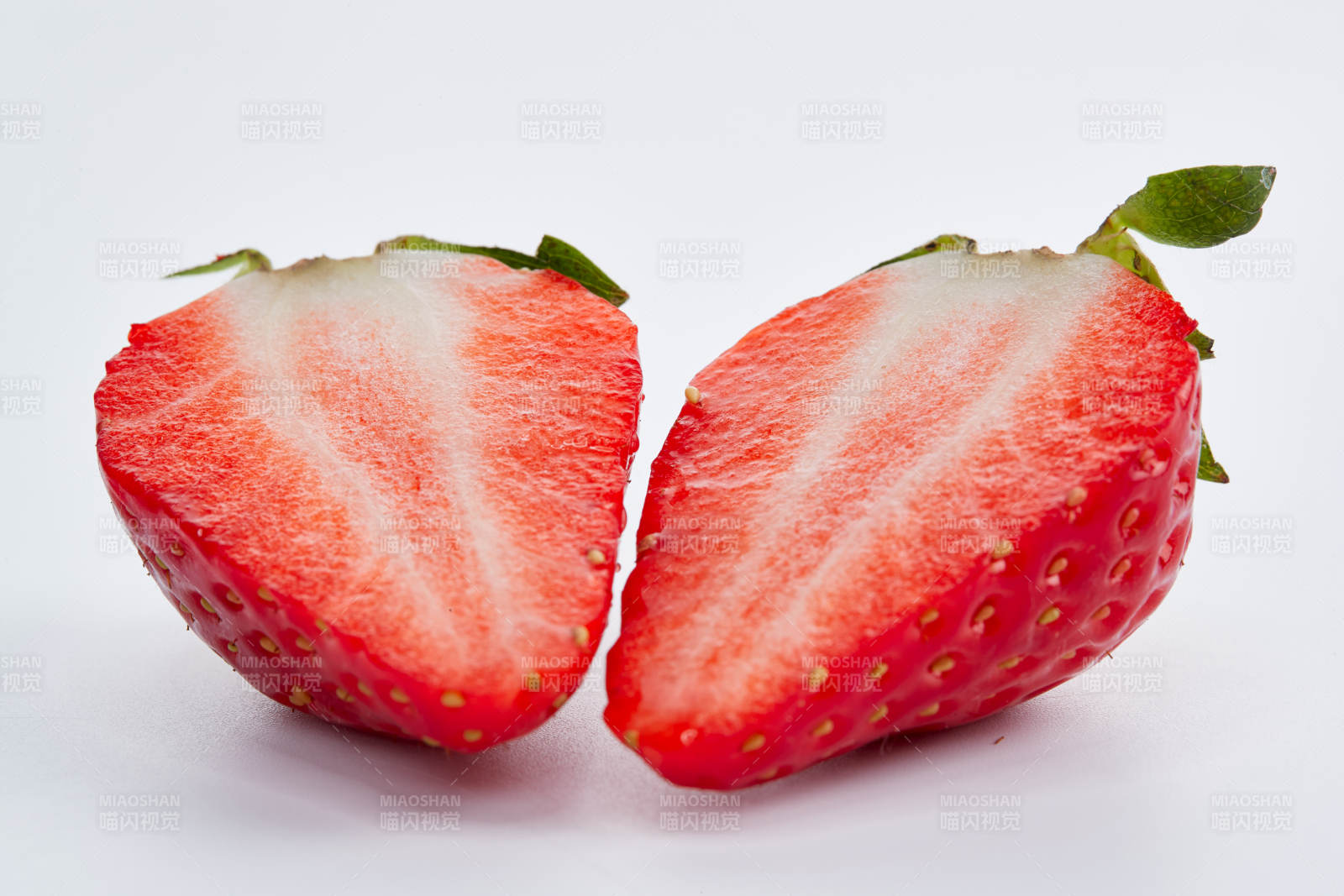白色背景上摆放的新鲜草莓