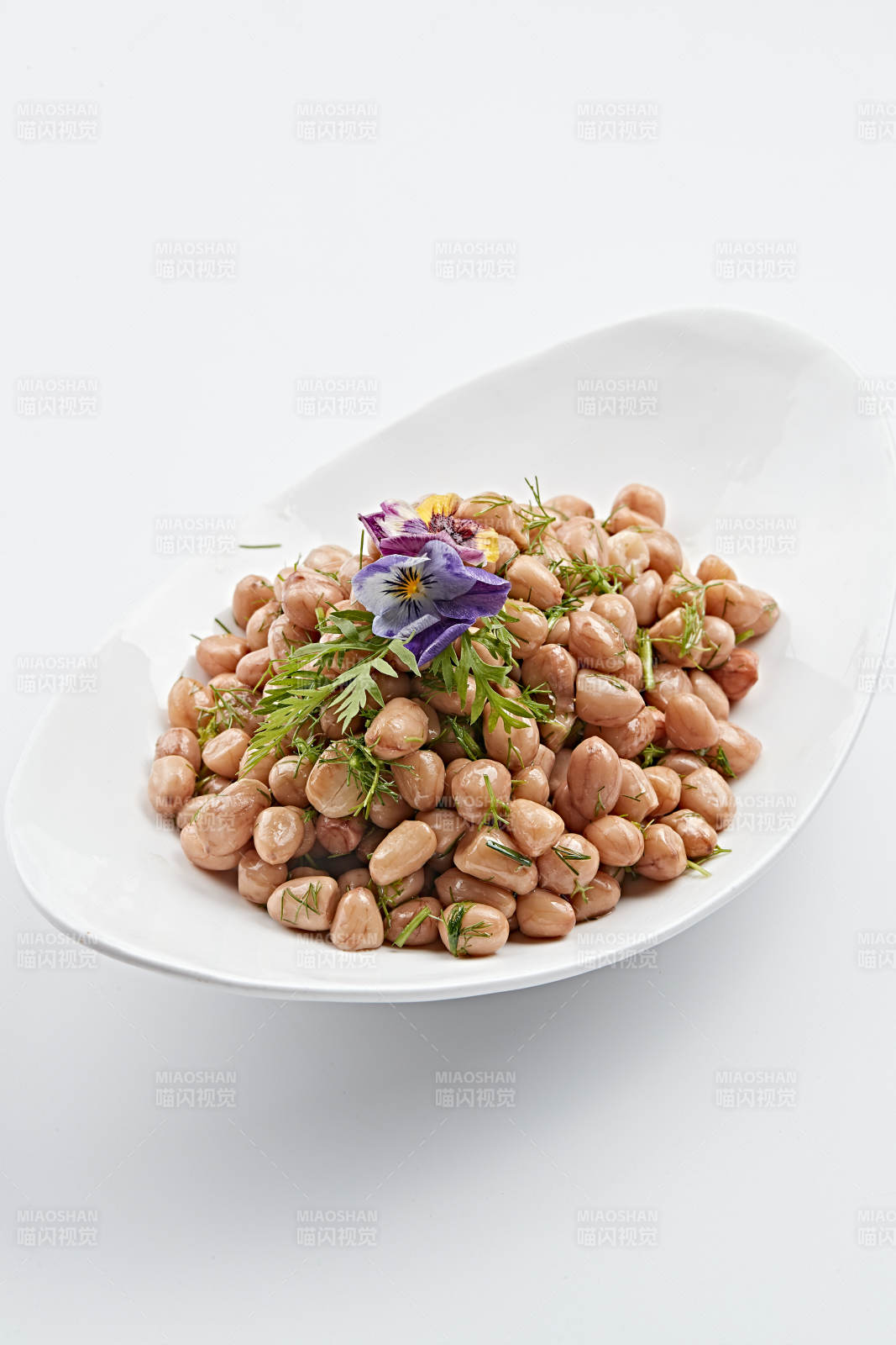 白色瓷盘装的茴香拌煮花生