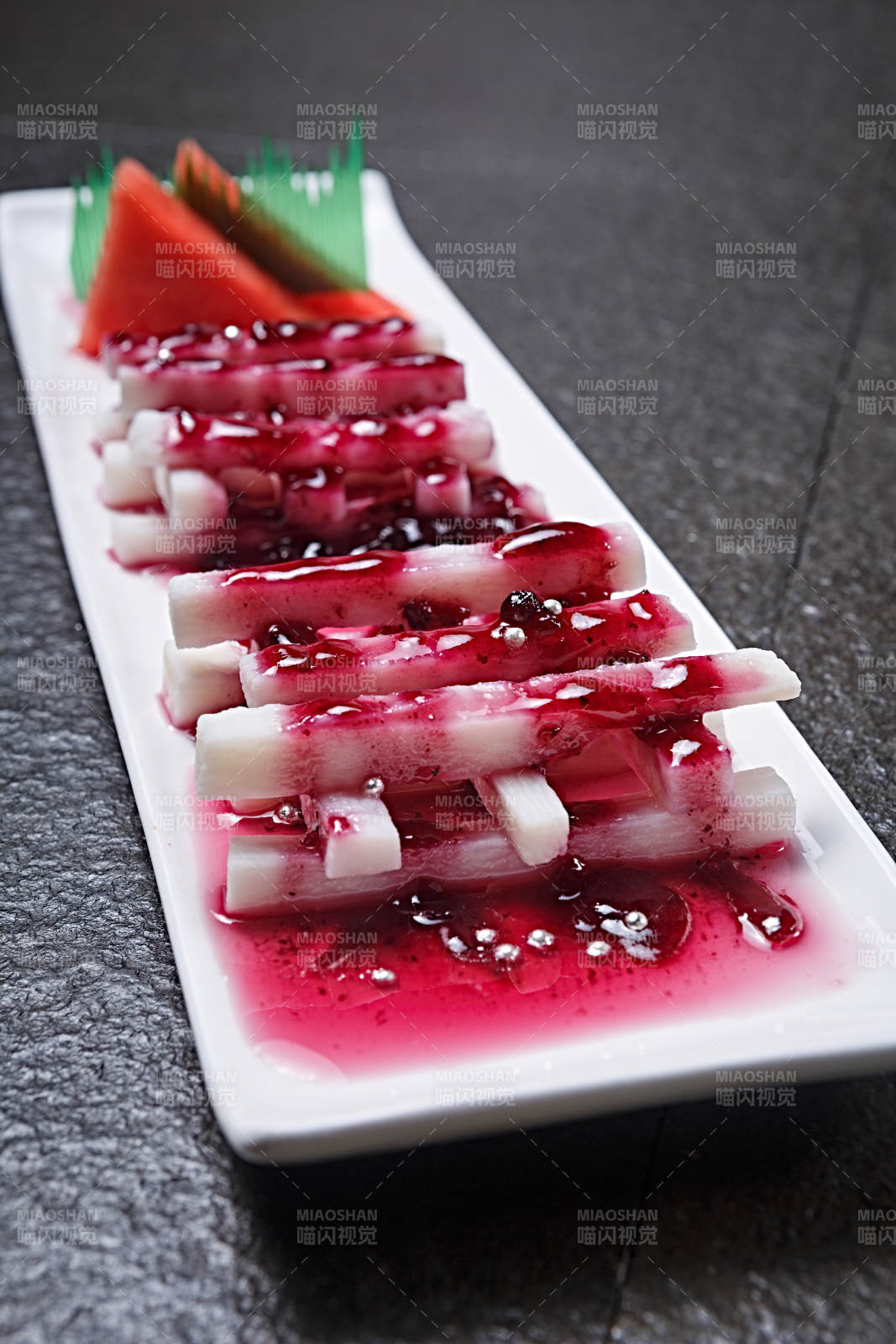 白色瓷盘装的蓝莓山药