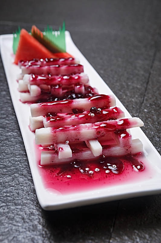 白色瓷盘装的蓝莓山药