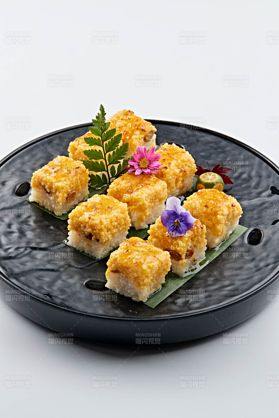 精美餐具装的桂花蜜双色黍米糯糕