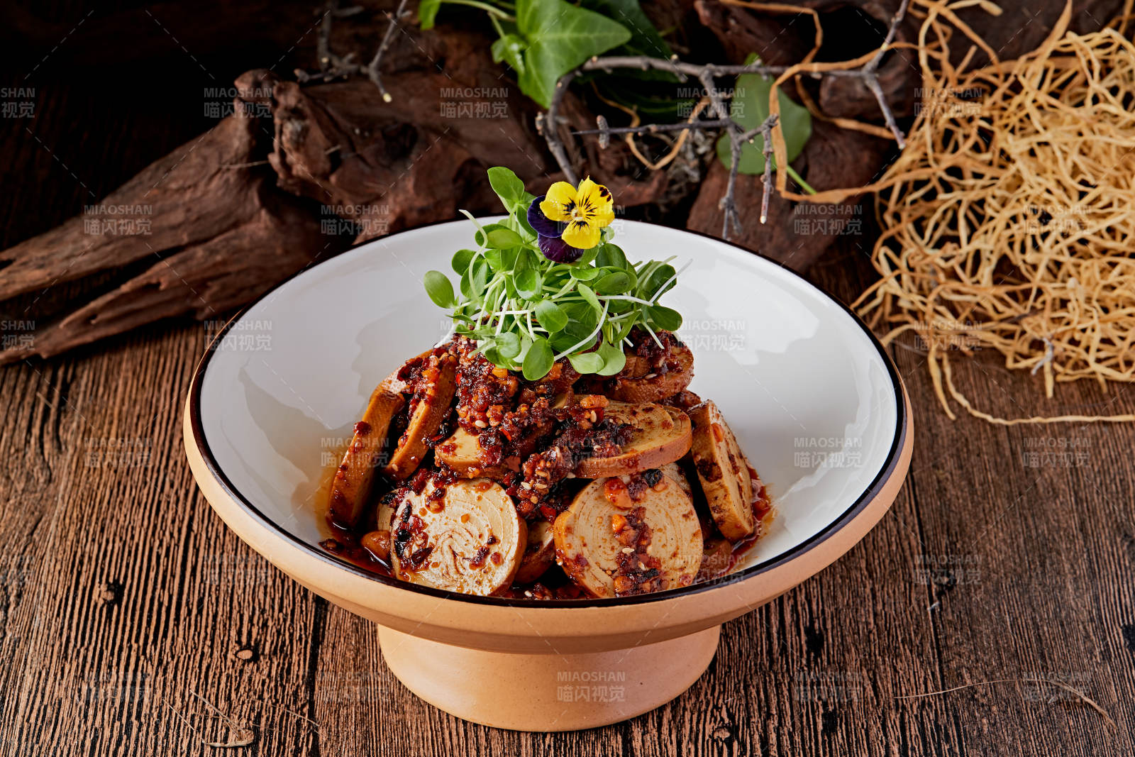 豆苗辣醬熏豆皮卷