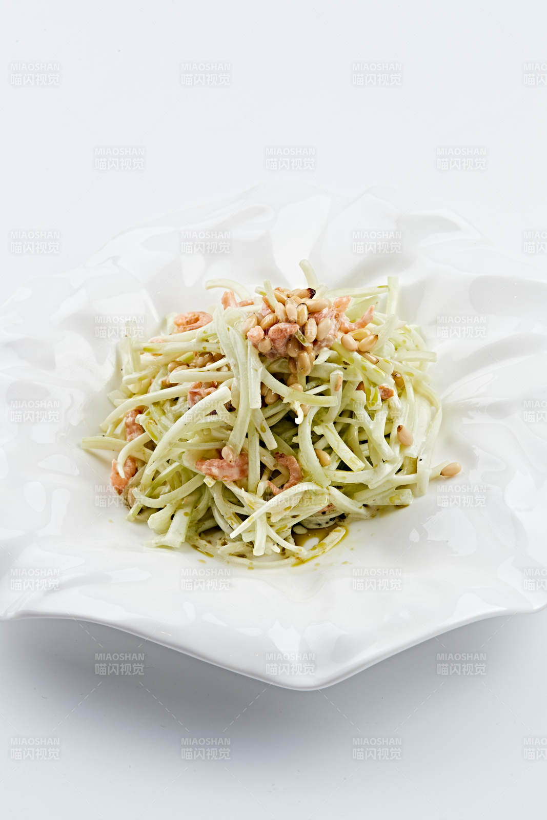 白色瓷盤(pán)裝的海米銀芽