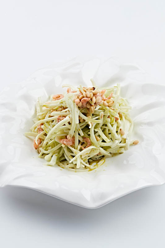 白色瓷盤裝的海米銀芽