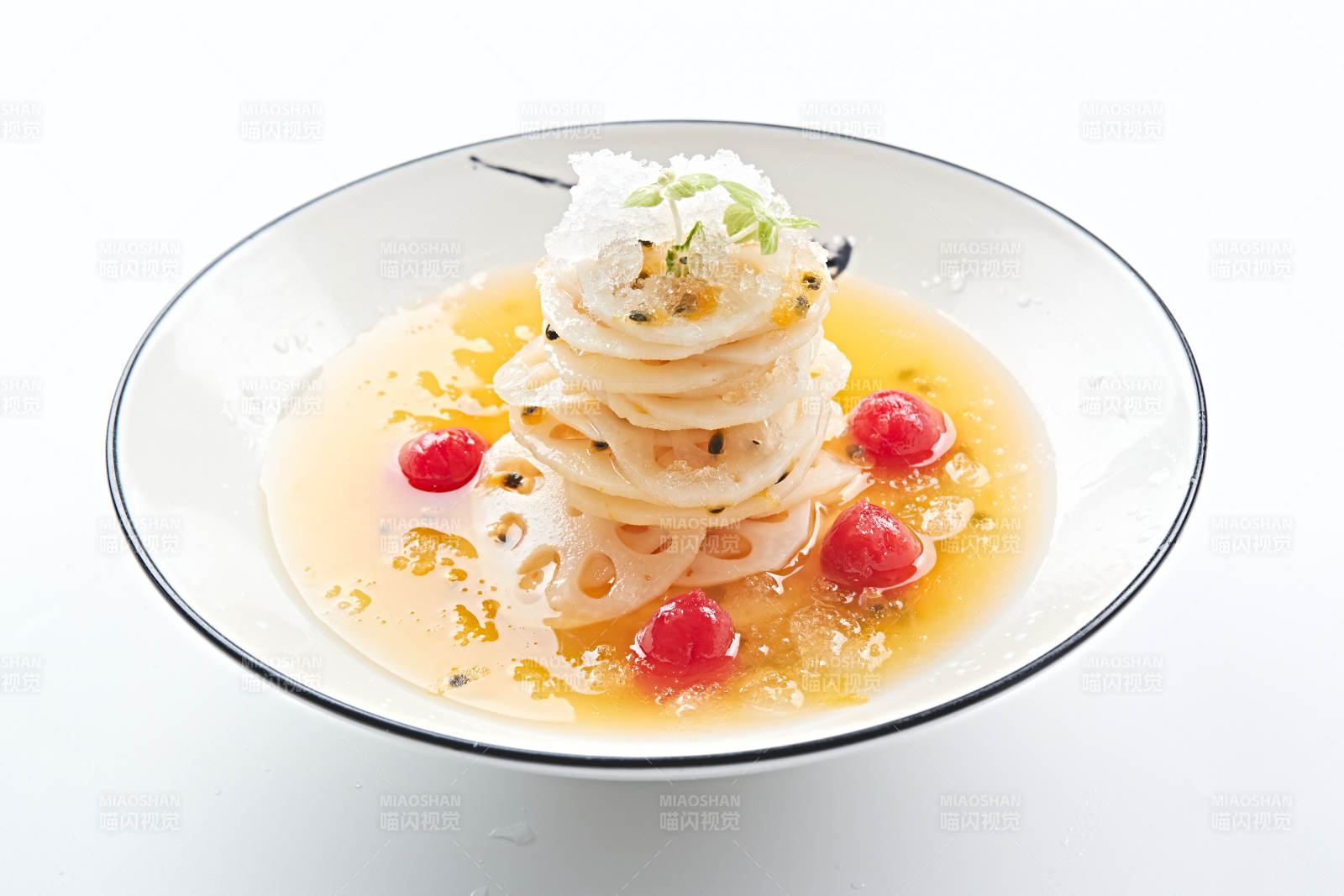 白色瓷盘装的橙汁冰镇莲藕片