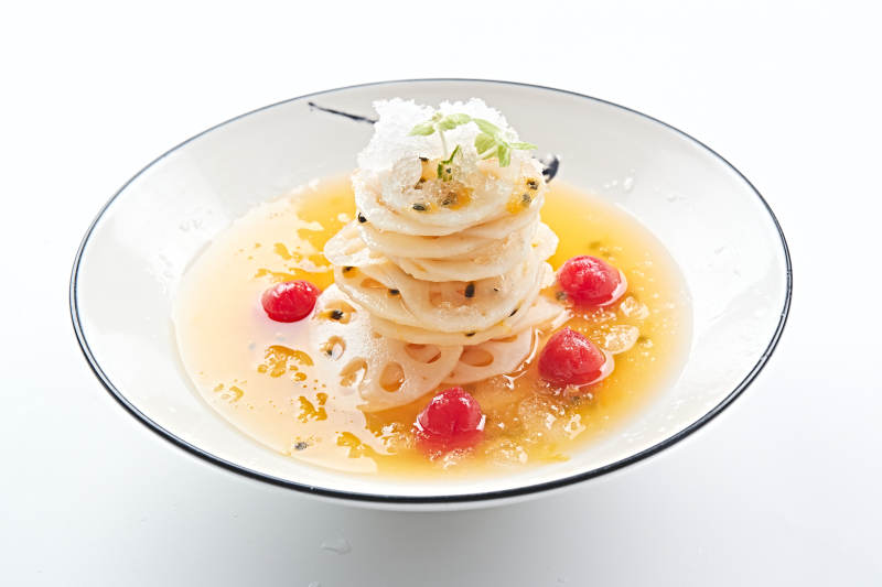 白色瓷盘装的橙汁冰镇莲藕片