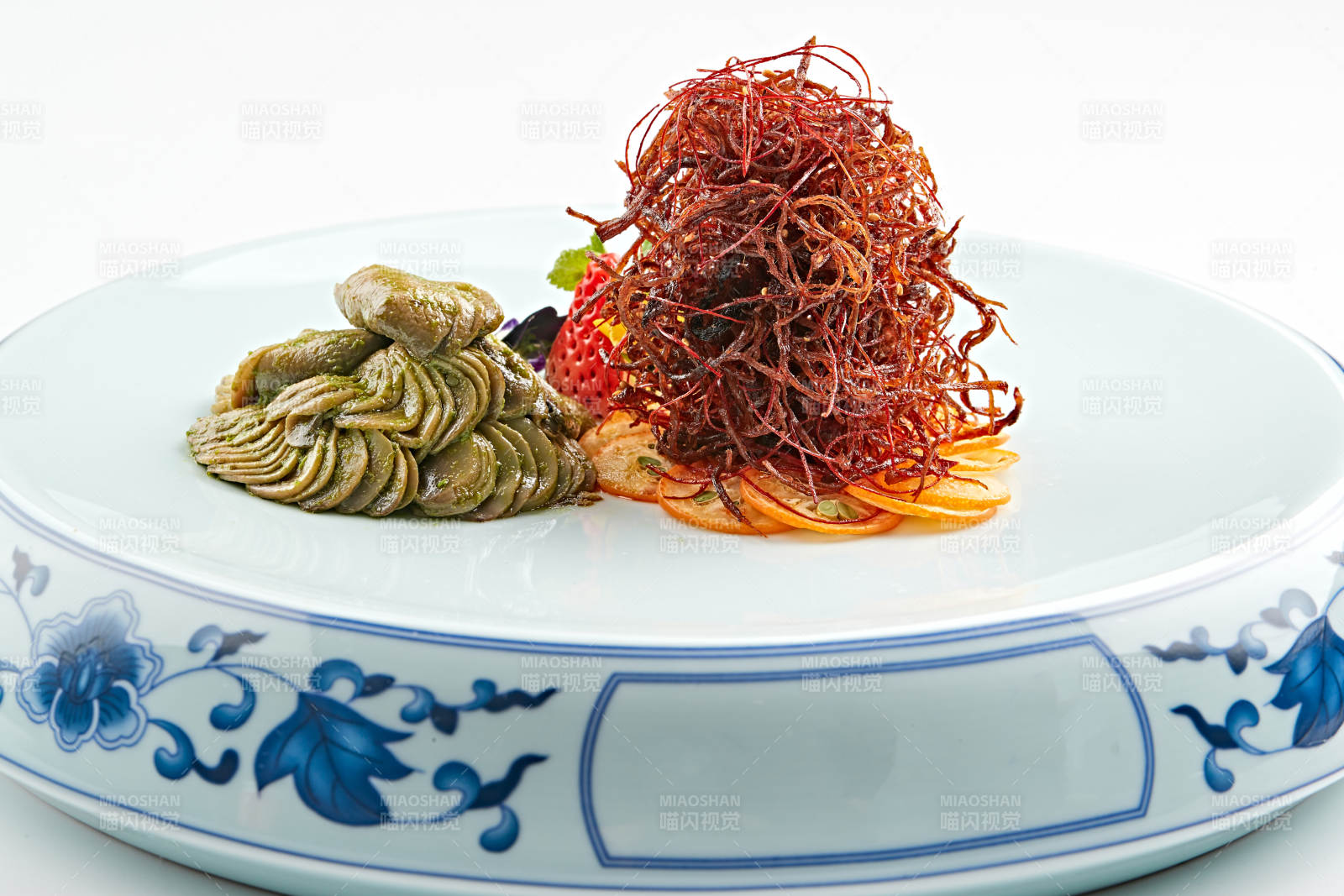 青花瓷盘装的腌渍口蘑配麻辣猪脯肉丝