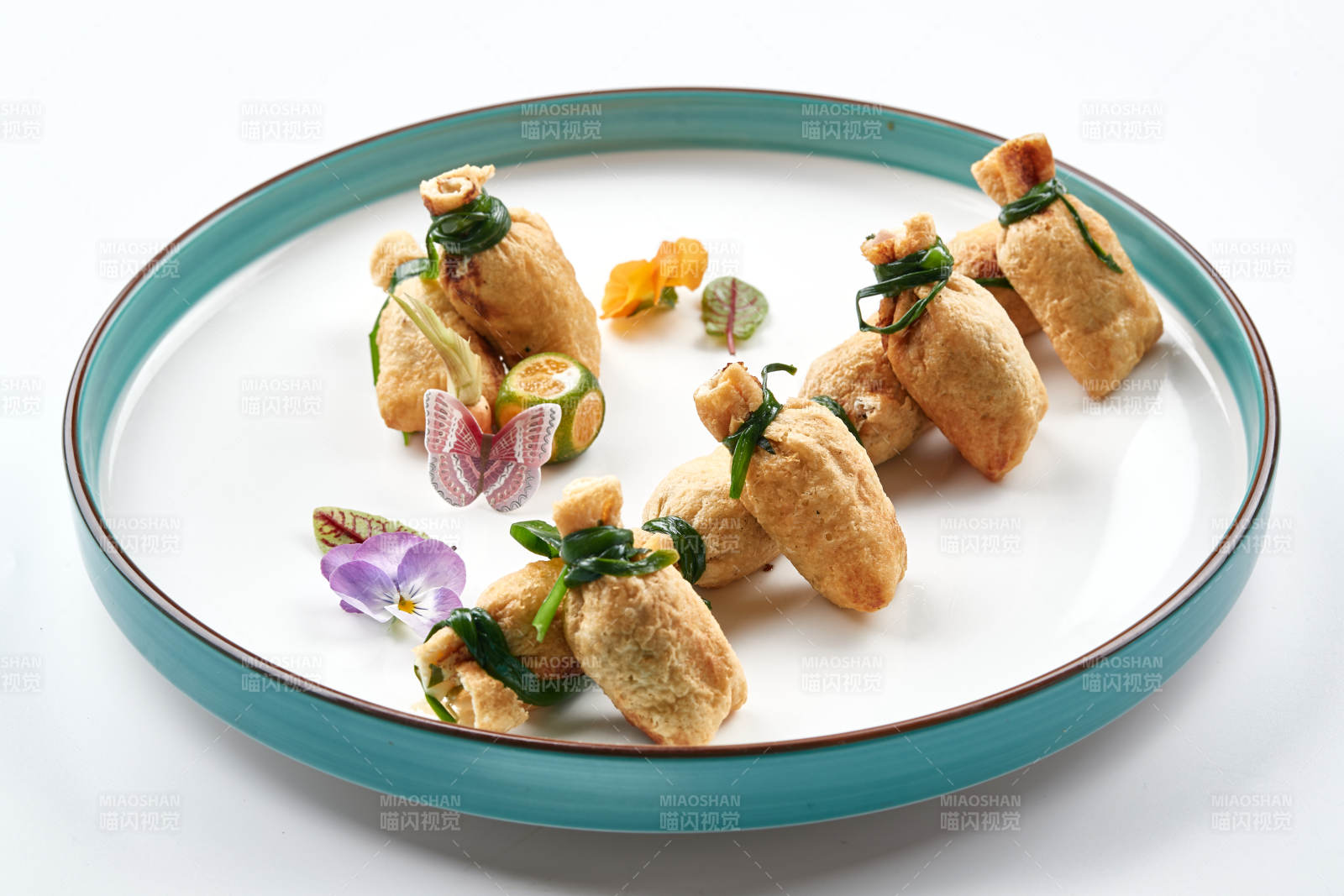 精美瓷盘装的卤香豆皮小福袋